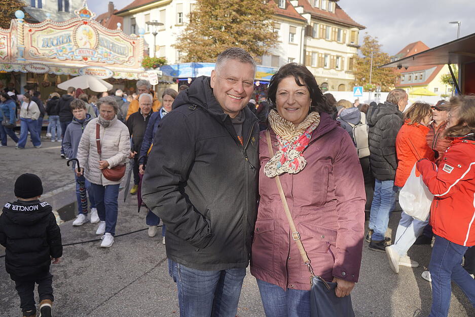Besucher der Kupferzeller Kärwe wird neben Essenangeboten auch einiges auf dem Krämermarkt und dem Vergnügungspark am Marktplatz geboten.