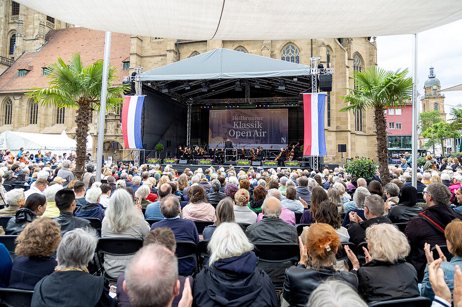 Das W&uuml;rttembergische Kammerorchester begeistert mit dem Trompeter Simon H&ouml;fele beim Klassik Open Air in Heilbronn.