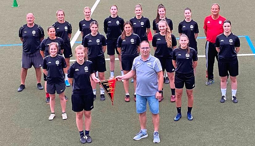 Staffelleiter Gunter Korb überreicht den Frauen der SG Gundelsheim am Mittwochabend den Meisterwimpel für den Titelgewinn in der Bezirksliga.
Foto: privat