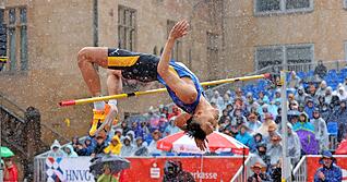 Auf dem Heilbronner Marktplatz herrscht beim Hochsprung-Meeting Partylaune bei Sonnenschein und Regenschauer.