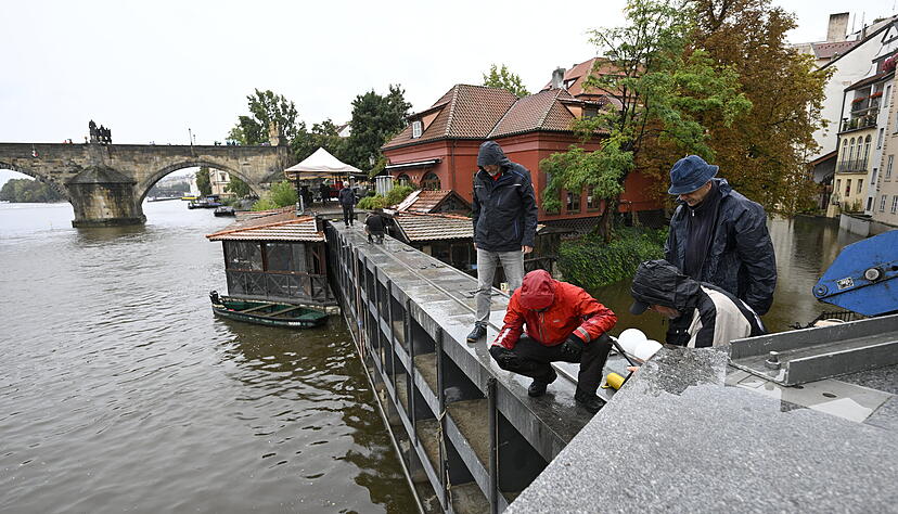 Feuerwehrleute und Mitarbeiter der städtischen Dienste schließen Sicherheitsschleusen aufgrund des steigenden Pegels der Moldau in Prag. Im zentralen Teil der Tschechischen Republik besteht Überschwemmungsgefahr. Feuerwehrleute und Mitarbeiter der städtischen Dienste schließen Sicherheitsschleusen aufgrund des steigenden Pegels der Moldau in Prag. Im zentralen Teil der Tschechischen Republik besteht Überschwemmungsgefahr.