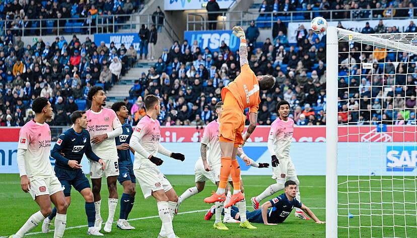 Torwart Mark Flekken düpiert: Der Ball fliegt zum 1:0 für Hoffenheim ins Netz. Torwart Mark Flekken düpiert: Der Ball fliegt zum 1:0 für Hoffenheim ins Netz.