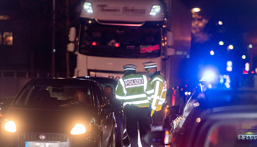 Polizeikontrolle der Corona-Ausgangssperre im Landkreis