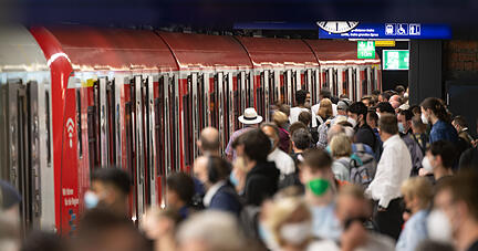 Mit speziellen 9-Euro-Monatstickets sollen Millionen Menschen im Juni, Juli und August überall in der Republik in Bus und Bahn steigen können.