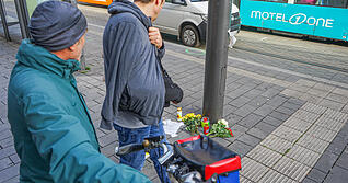Tag nach der Todesfahrt: Trauernde Bürger legen in Mannheim Blumen und Kerzen am Tatort ab. Tag nach der Todesfahrt: Trauernde Bürger legen in Mannheim Blumen und Kerzen am Tatort ab.