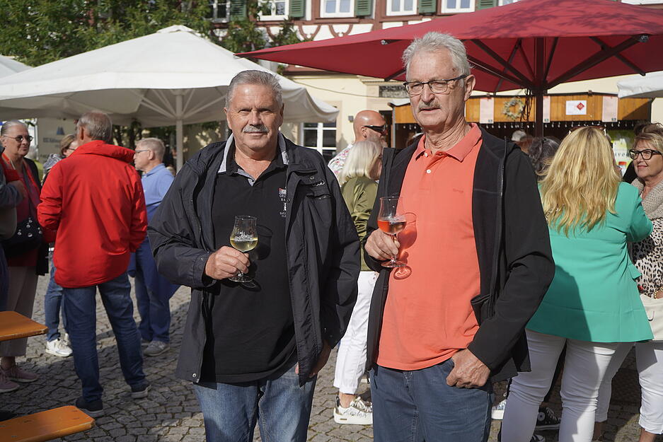 Zum Ausklang des Hohenloher Weindorfs in Öhringen genossen zahlreiche Besucher noch einmal Wein in der Innenstadt. Zum Ausklang des Hohenloher Weindorfs in Öhringen genossen zahlreiche Besucher noch einmal Wein in der Innenstadt.