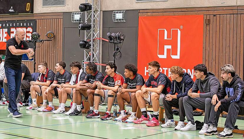 Trainer Goran Mijic (links) hatte gegen den SV Fellbach II zu viele Doppellizenz-Spieler auf der Bank sitzen. Das hat die Reds (vorerst) zwei Punkte gekostet.