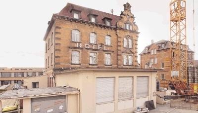 Die Rollläden sind unten, die Gaststätte ist geschlossen. Die Anbauten werden abgerissen, so dass das Gebäude im künftigen AfK-Schulensemble als Solitär zum Ausdruck kommt. Die Backsteinfassade soll gerichtet werden.Foto: Dittmar Dirks Die Rollläden sind unten, die Gaststätte ist geschlossen. Die Anbauten werden abgerissen, so dass das Gebäude im künftigen AfK-Schulensemble als Solitär zum Ausdruck kommt. Die Backsteinfassade soll gerichtet werden.Foto: Dittmar Dirks