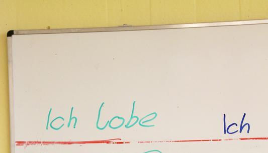 Auf einer Tafel gibt es die Möglichkeit für die Kinder, Lob und Kritik anzubringen. Auf einer Tafel gibt es die Möglichkeit für die Kinder, Lob und Kritik anzubringen.