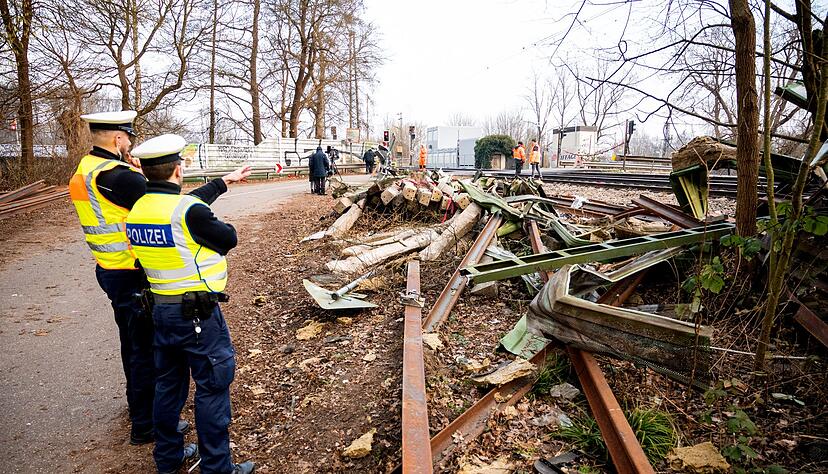 Die Reparaturarbeiten an der Bahnstrecke im S&uuml;den Hamburgs dauern an.