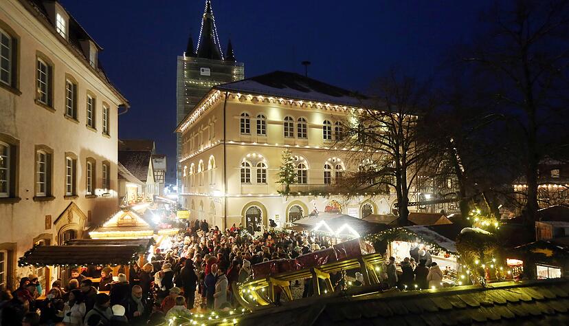 Dicht an dicht drängten sich 2019 die Besucher auf dem Weihnachtsmarkt in Bad Wimpfen. Ob dieses Jahr eine Neuauflage stattfindet, ist ungewiss.
Foto: Archiv/Veigel