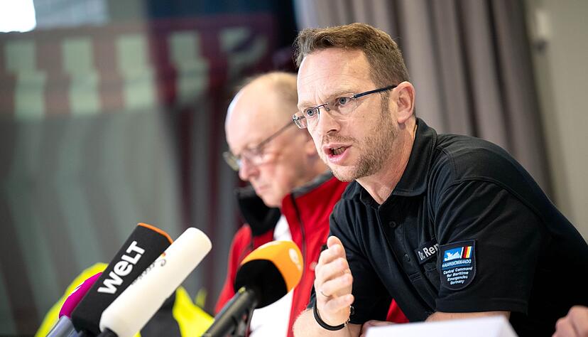 Robby Renner (r), Leiter des Havariekommandos und Michael Ippich von der Deutschen Gesellschaft zur Rettung Schiffbr&uuml;chiger bei einer Pressekonferenz nach der Kollision zweier Frachter in der Nordsee.