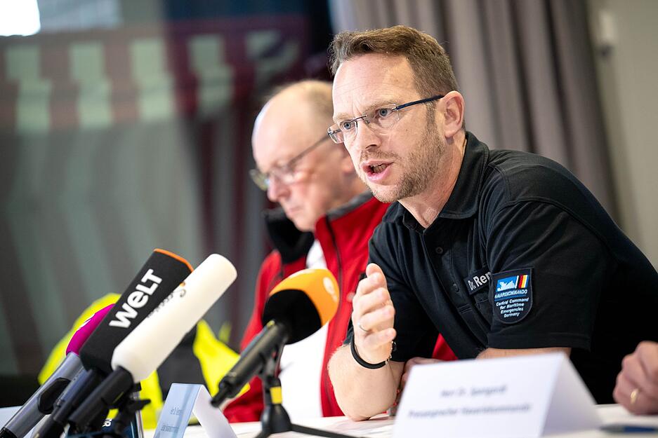 Robby Renner (r), Leiter des Havariekommandos und Michael Ippich von der Deutschen Gesellschaft zur Rettung Schiffbrüchiger bei einer Pressekonferenz nach der Kollision zweier Frachter in der Nordsee. Robby Renner (r), Leiter des Havariekommandos und Michael Ippich von der Deutschen Gesellschaft zur Rettung Schiffbrüchiger bei einer Pressekonferenz nach der Kollision zweier Frachter in der Nordsee.
