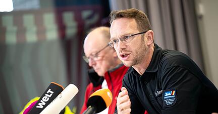 Robby Renner (r), Leiter des Havariekommandos und Michael Ippich von der Deutschen Gesellschaft zur Rettung Schiffbr&uuml;chiger bei einer Pressekonferenz nach der Kollision zweier Frachter in der Nordsee.