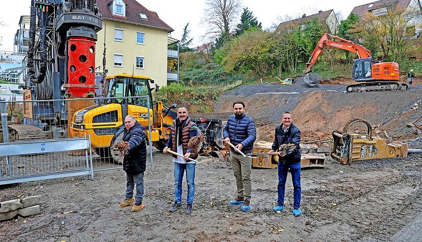 Projektentwickler Friedhelm Wagner, Bauherr Umut Altun, Josef Christof und Stefan Müller setzen zum symbolischen Spatenstich an.
Foto: Ralf Seidel Projektentwickler Friedhelm Wagner, Bauherr Umut Altun, Josef Christof und Stefan Müller setzen zum symbolischen Spatenstich an.
Foto: Ralf Seidel