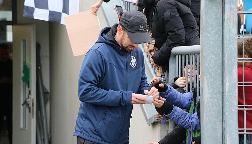 Trainer Manuel Fischer ist vor dem Heimspiel seines VfR Heilbronn gegen den SSV Ehingen-Süd ein gefragter Mann bei den jungen Zuschauern.