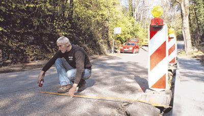 Die Straße neben dem Sindringer Kaibach war schon mehrfach überflutet. Nun soll die Straße ein seitliches Gefälle bekommen.Fotos: Hagen Stegmüller