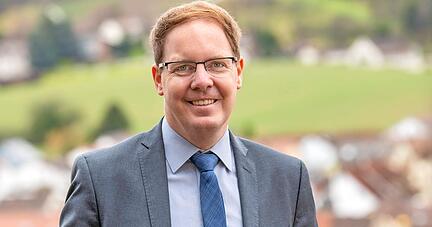 Bewusst hat sich Patrick Holl vor über acht Jahren dazu entschieden, für den Bürgermeisterposten in Beilstein zu kandidieren. Der Grund: Die Stadt ist interessant und hat Entwicklungspotenzial.
Foto: Christiana Kunz Bewusst hat sich Patrick Holl vor über acht Jahren dazu entschieden, für den Bürgermeisterposten in Beilstein zu kandidieren. Der Grund: Die Stadt ist interessant und hat Entwicklungspotenzial.
Foto: Christiana Kunz