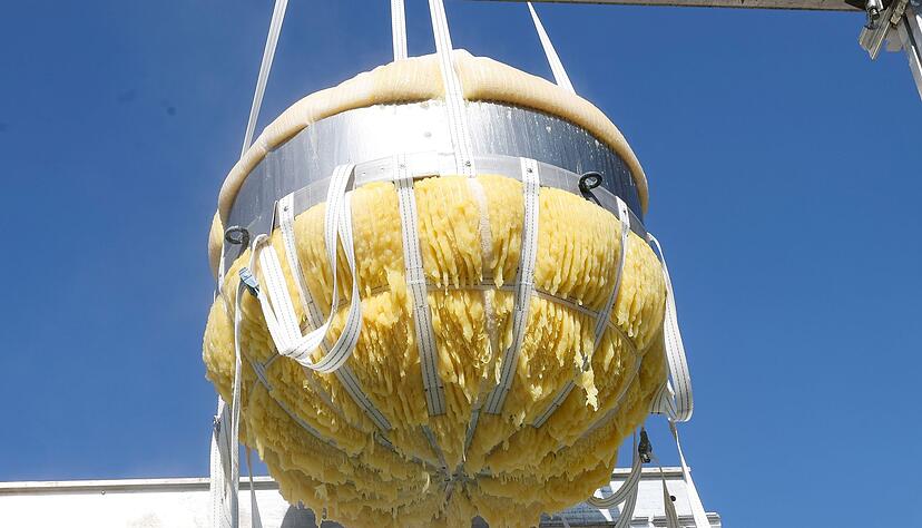 Der Rekordkloß wird nach 21-stündiger Zubereitung aus dem Riesen-Kochtopf gehoben.