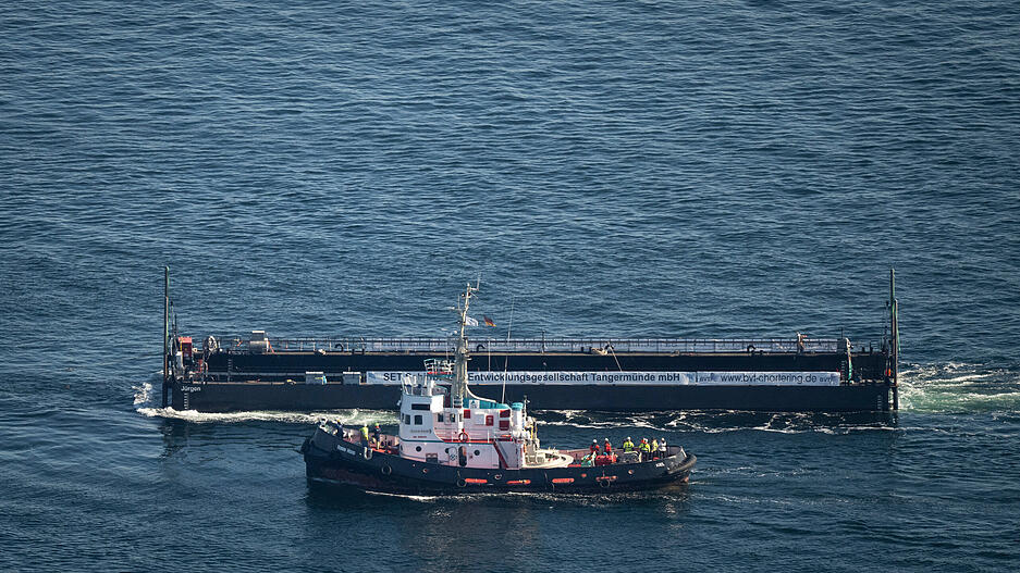 Helfer beobachten vom Schlepper "Robin Hood" aus n&auml;chster N&auml;he den Lastkahn, in dem der Wal transportiert wird (Aufnahme aus einem Flugzeug).