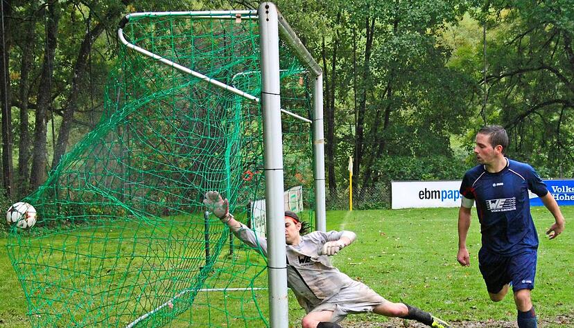 SGM-Torh&uuml;ter Daniel Reichenbach streckt sich bei einem Schuss von Jens-Peter Koppenm&uuml;ller vergeblich. Morsbach gewann die Partie 9:0.Foto: Kurt Gesper