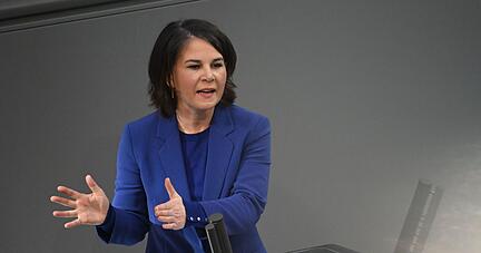 Bundesaußenministerin Annalena Baerbock hat den Kurswechsel der Bundesregierung im Zusammenhang mit den Waffenlieferungen an die Ukraine verteidigt. Bundesaußenministerin Annalena Baerbock hat den Kurswechsel der Bundesregierung im Zusammenhang mit den Waffenlieferungen an die Ukraine verteidigt.