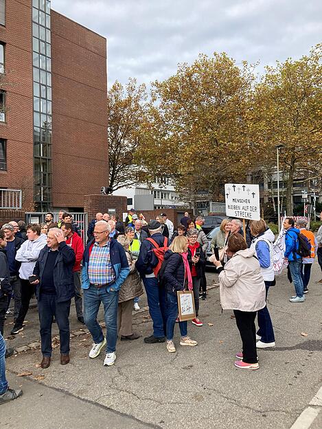 Vor dem Gebäude der KVBW in Stuttgart protestierten zudem mehrere Hundert Menschen gegen die Schließungspläne.