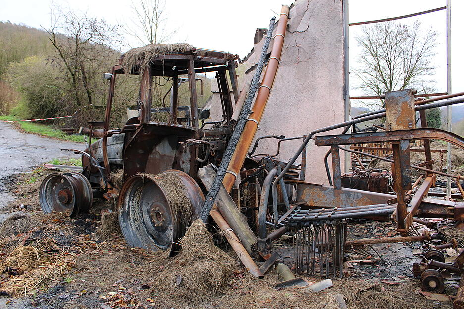 Etwa eine halbe Million Euro Schaden verursachte das Feuer, das von diesem Traktor ausging. Ob der Landwirt den Stall nochmal aufbaut, hängt von der Versicherung ab.