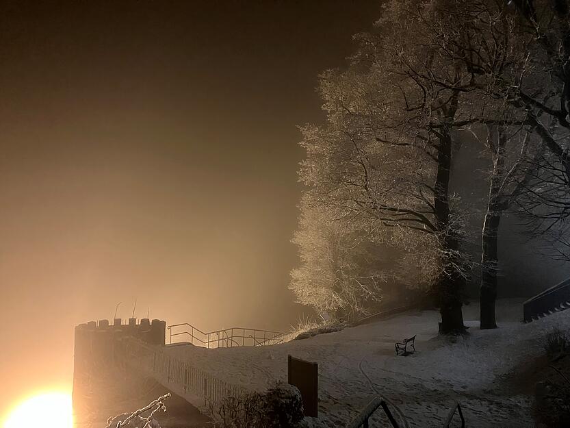 In den frühen Abendstunden wurde es auch im Hohenlohekreis winterlich. In Waldenburg liegt der erste Schnee des Jahres.
