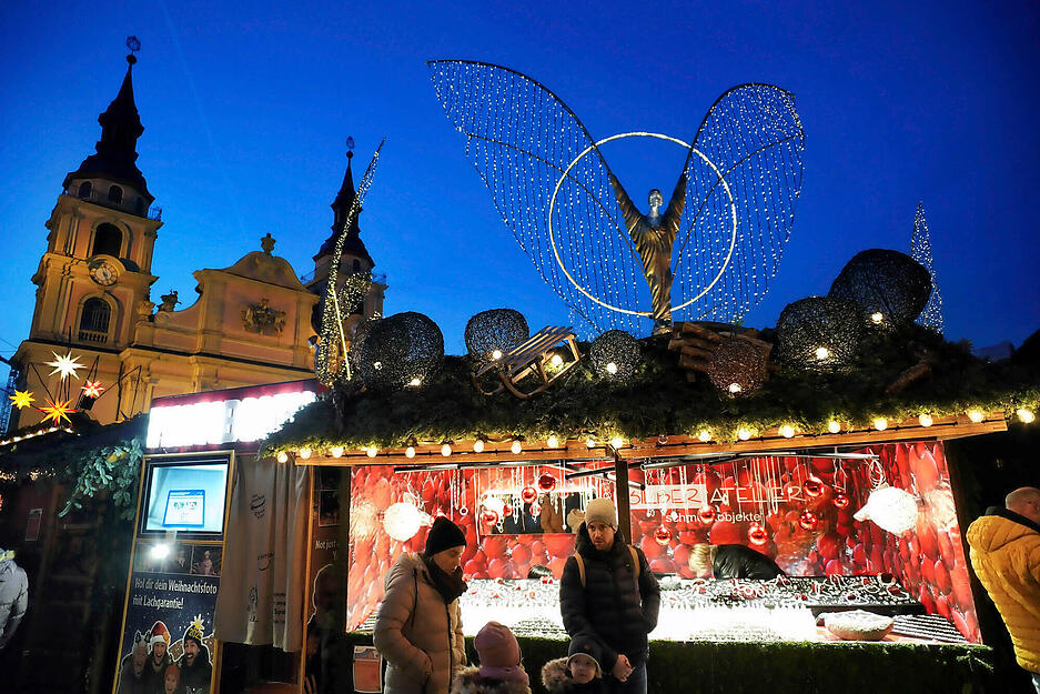 Der Ludwigsburger Barock-Weihnachtsmarkt begeistert mit liebevoll dekorierten Buden und kreativen Angeboten. Der Ludwigsburger Barock-Weihnachtsmarkt begeistert mit liebevoll dekorierten Buden und kreativen Angeboten.