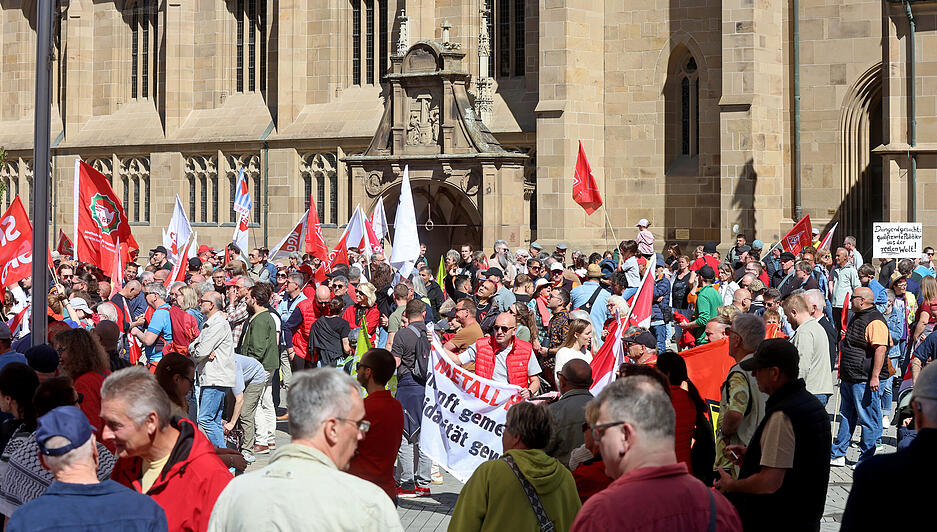 Kundgebungsteilnehmer h&ouml;rten auf dem Kiliansplatz Redebeitr&auml;ge zu arbeits- und sozialpolitischen Themen.