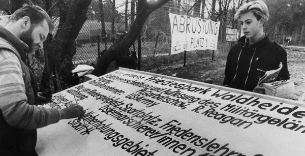 Symbolischen Charakter zeigen die  Aktionen der Friedensbewegung auf der Waldheide zu Ostern 1988. Der US-Atomraketenstandort soll in einen Friedenspark umgewandelt und seinem ursprünglichen Zweck als  Begegnungsstätte und Erholungsgebiet Heilbronner Bürger dienen.