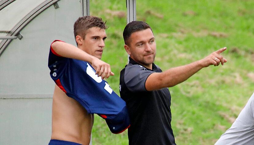 Trikot an, es geht wieder vorwärts: Für FSV-Coach Martin Kleinschrodt (re.), Marius Uhl und Co. startet das Fußball-Jahr 2020 in Berg.
Foto: Archiv/Marc Schmerbeck