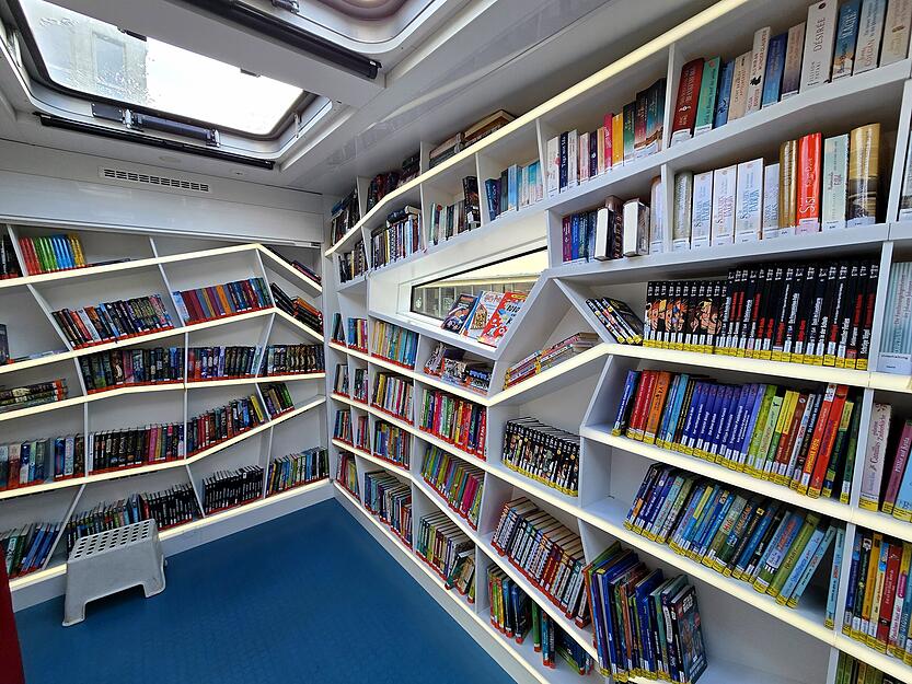 Mit moderner Technik und 4000 Medien ist der Bücherbus bestens ausgestattet für die Zukunft.
