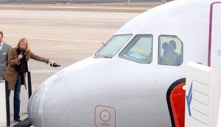 Inken Oettinger, die Ehefrau des baden-württembergischen Ministerpräsidenten, tauft einen Airbus auf den Namen "Mhhhh Baden-Württemberg".