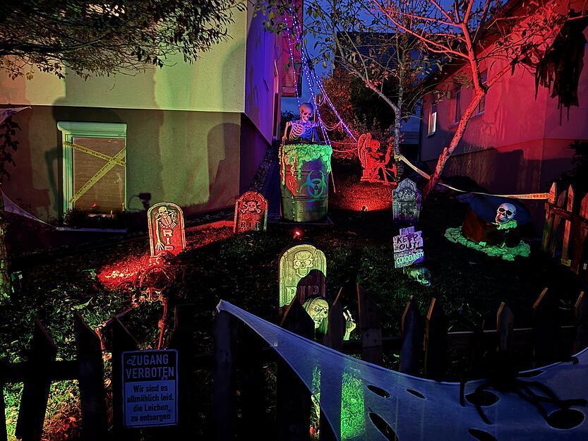 Bewegungsmelder aktivieren schreiende Zombies und klappernde Türen – ein Highlight für Besucher. Bewegungsmelder aktivieren schreiende Zombies und klappernde Türen – ein Highlight für Besucher.