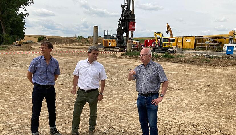 Schweres Gerät im Einsatz: Gerold Werner, Geschäftsführer des Hochwasser-Zweckverbands, Eppingens Baubürgermeister Peter Thalmann und Jochen Müller vom Ingenieurbüro Wald und Corbe (von links) besichtigen die Baustelle.
Foto: Jörg Kühl Schweres Gerät im Einsatz: Gerold Werner, Geschäftsführer des Hochwasser-Zweckverbands, Eppingens Baubürgermeister Peter Thalmann und Jochen Müller vom Ingenieurbüro Wald und Corbe (von links) besichtigen die Baustelle.
Foto: Jörg Kühl