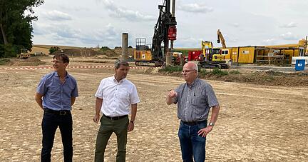 Schweres Gerät im Einsatz: Gerold Werner, Geschäftsführer des Hochwasser-Zweckverbands, Eppingens Baubürgermeister Peter Thalmann und Jochen Müller vom Ingenieurbüro Wald und Corbe (von links) besichtigen die Baustelle.
Foto: Jörg Kühl