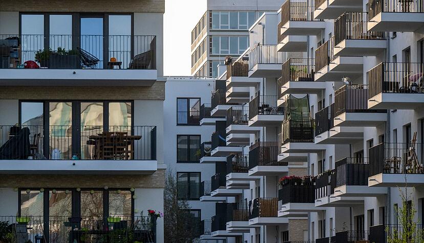 Dicht an dicht stehen neu gebaute Wohnh&auml;user im Zentrum von Berlin.