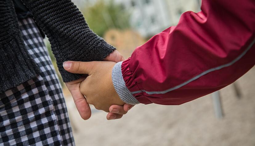 Als Bezugsperson da sein, wenn man gebraucht wird – so gelingt es, die seelische Gesundheit von Kindern und Jugendlichen zu stärken. Als Bezugsperson da sein, wenn man gebraucht wird – so gelingt es, die seelische Gesundheit von Kindern und Jugendlichen zu stärken.