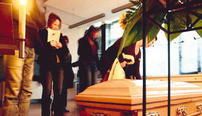 Im „Raum der Stille“ mit einem aufgebahrten Sarg, Kerzen, Blumenschmuck und einem Jesus-Bildnis konnten die Besucher beim Symposium fünf Minuten verweilen und die Bestattungsszenerie auf sich wirken lassen.Foto: Guido Sawatzki Im „Raum der Stille“ mit einem aufgebahrten Sarg, Kerzen, Blumenschmuck und einem Jesus-Bildnis konnten die Besucher beim Symposium fünf Minuten verweilen und die Bestattungsszenerie auf sich wirken lassen.Foto: Guido Sawatzki