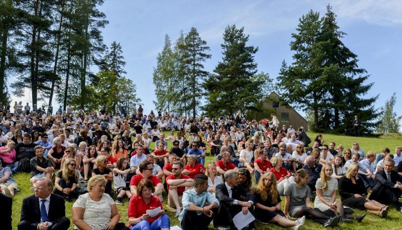 Gedenkfeier auf der Insel Ut&oslash;ya am Jahrestag der furchtbaren Anschl&auml;ge mit 77 Toten u.a. mit Ministerpr&auml;sidentin Erna Solberg. Foto: Frederik Varfjell
