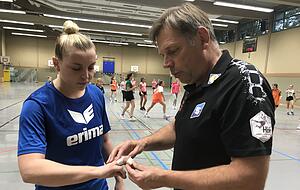 Wichtig bei dieser Technik: Das mittlere Gelenk bleibt frei, damit die Beweglichkeit nicht eingeschr&auml;nkt wird.