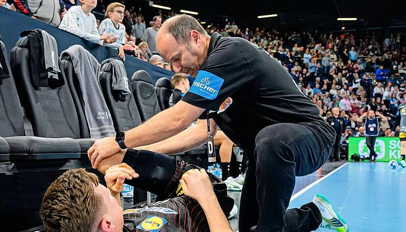 Allzeit bereit: Der Offenburger Physiotherapeut Bernd Götzenberger bei der Behandlung von Nationalspieler Christoph Steinert.
Foto: imago-images/Wolf-Sportfoto Allzeit bereit: Der Offenburger Physiotherapeut Bernd Götzenberger bei der Behandlung von Nationalspieler Christoph Steinert.
Foto: imago-images/Wolf-Sportfoto