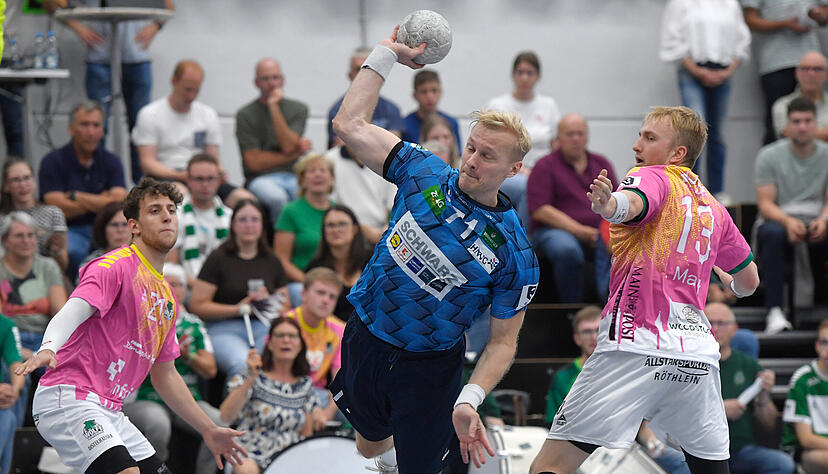 Im Hinrundenspiel gegen die W&ouml;lfe W&uuml;rzburg vergab der TSB Horkheim, hier Andreas Schr&ouml;der in der Mitte, einen 17:10-Halbzeitvorsprung und verlor.