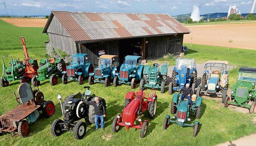 Beeindruckende Parade der Schlepper-Oldtimer von Alfons Trunk. Der Knallrote ist ein Porsche, der gr&uuml;ne Traktor rechts ist ein Zettelmayer Z 2.Fotos: Guido Sawatzki