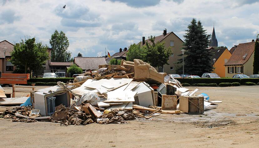 Nach dem Unwetter im Juni 2016: Auf dem Eppinger Festplatz stapelt sich M&uuml;ll, den Anwohner nach der Flut aus den H&auml;usern geschafft haben. Foto: Archiv/Ochs