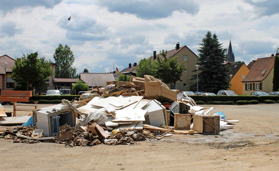 Nach dem Unwetter im Juni 2016: Auf dem Eppinger Festplatz stapelt sich M&uuml;ll, den Anwohner nach der Flut aus den H&auml;usern geschafft haben. Foto: Archiv/Ochs