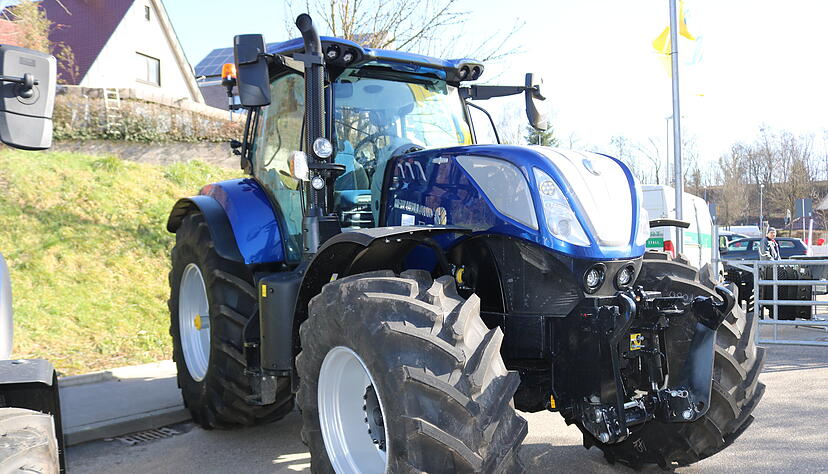 Ein Traktor in Maserati-Blau? Das hat was, meint unser Autor. Ein Traktor in Maserati-Blau? Das hat was, meint unser Autor.