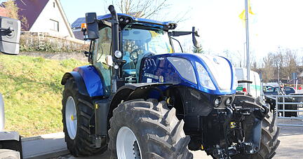Ein Traktor in Maserati-Blau? Das hat was, meint unser Autor.